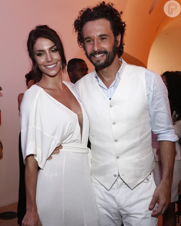 Mel Fronckowiak apareceu de biquíni ao lado do marido, Rodrigo Santoro, em foto postada pela atriz Priscila Assum