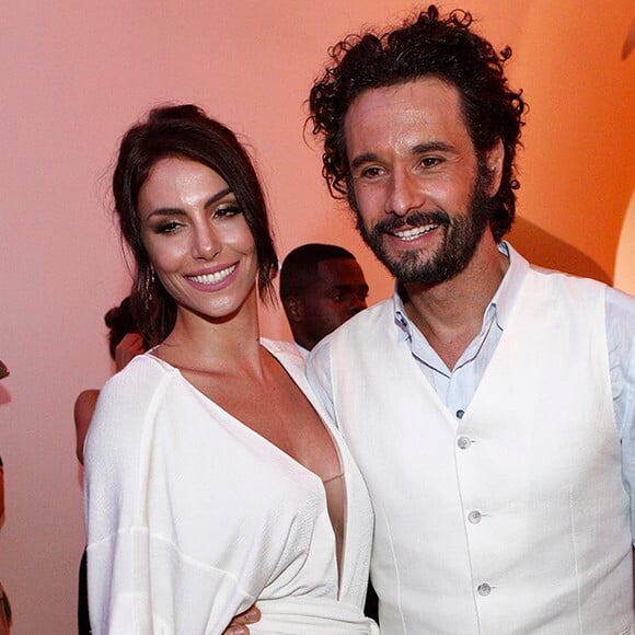 Mel Fronckowiak apareceu de biquíni ao lado do marido, Rodrigo Santoro, em foto postada pela atriz Priscila Assum