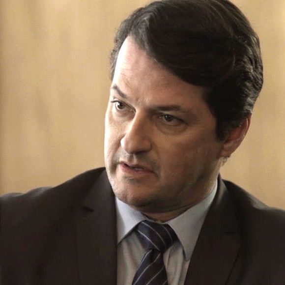 Malagueta (Marcelo Serrado) fica aliviado com a fala de Mônica (Julia Lund), na novela 'Pega Pega'
