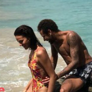 Bruna Marquezine e Neymar curtiram dia na praia em Fernando de Noronha