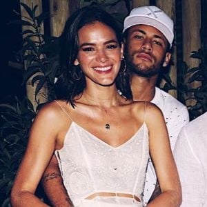 Bruna Marquezine promete emprestar vestido para noivado de fã em comentário nesta terça-feira, dia 02 de janeiro de 2018