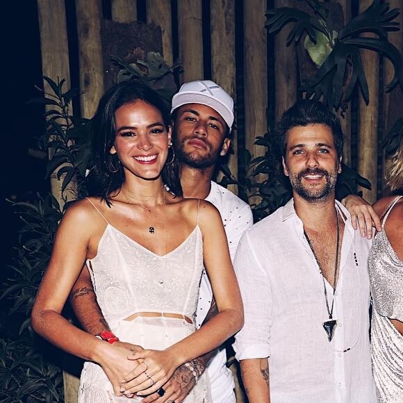 Bruna Marquezine promete emprestar vestido para noivado de fã em comentário nesta terça-feira, dia 02 de janeiro de 2018