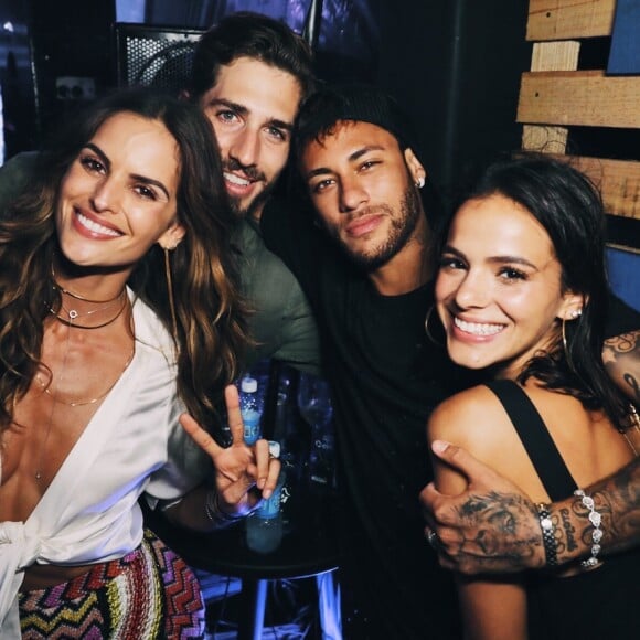 O casal curtiu a festa 'Borogodó' com amigos como o casal Izabel Goulart e Kevin Trapp