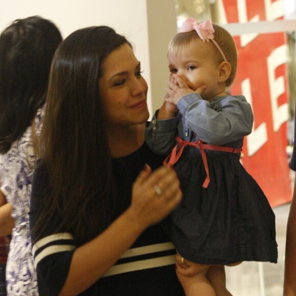 Melinda esbanjou fofura ao mandar beijo para fotógrafo durante passeio com a mãe, Thais Fersoza