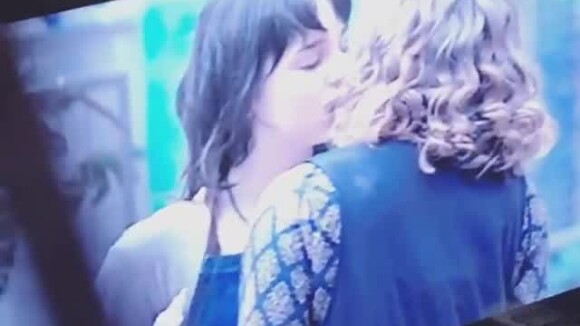 Giovanna Grigio vibra com beijo de Lica e Samantha em 'Malhação': 'Surtando'