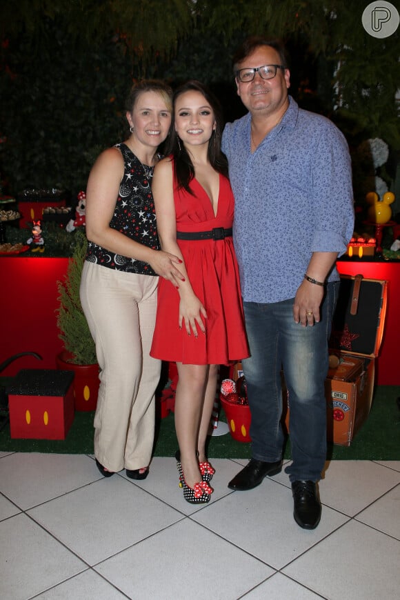 Larissa Manoela viajou para Orlando com os pais, Silvana e Elias, e passou a virada de ano lá