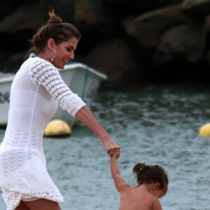 Deborah Secco brincou com a filha, Maria Flor, em passeio pela praia de Fernando de Noronha