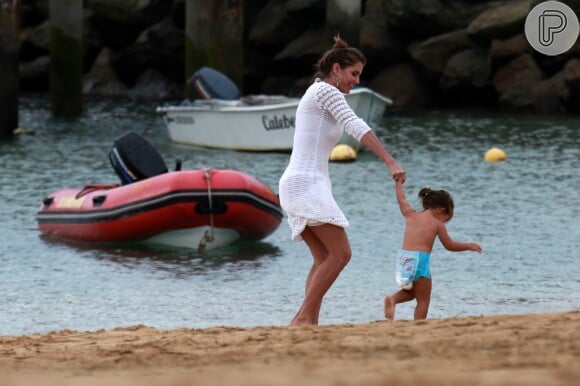 Deborah Secco brincou com a filha, Maria Flor, em passeio pela praia de Fernando de Noronha