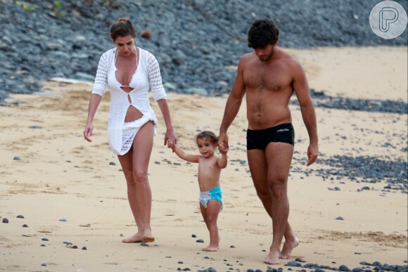 Deborah Secco e o marido, Hugo Moura, brincaram com a filha, Maria Flor, durante passeio por praia de Fernando de Noronha
