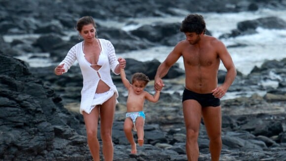 Deborah Secco exibe boa forma em passeio com filha e marido em praia de Noronha