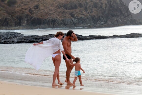 Deborah Secco, o marido, Hugo Moura, e a filha, Maria Flor, passearam em praia de Fernando de Noronha, nesta terça-feira, 2 de janeiro de 2018