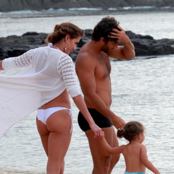 Deborah Secco, o marido, Hugo Moura, e a filha, Maria Flor, passearam em praia de Fernando de Noronha, nesta terça-feira, 2 de janeiro de 2018