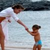 Deborah Secco brincou com Maria Flor, sua filha, em praia de Noronha, nesta terça-feira, 2 de janeiro de 2018