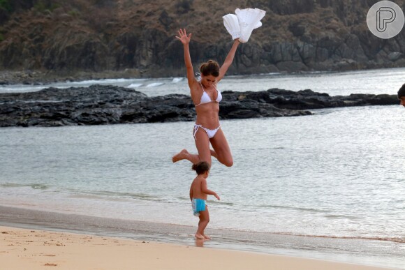 Deborah Secco brincou com a filha, Maria Flor, de 2 anos, durante passeio em praia de Fernando de Noronha