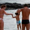 Deborah Secco e o marido, Hugo Moura, levaram a filha, Maria Flor, para brincar em praia de Fernando de Noronha
