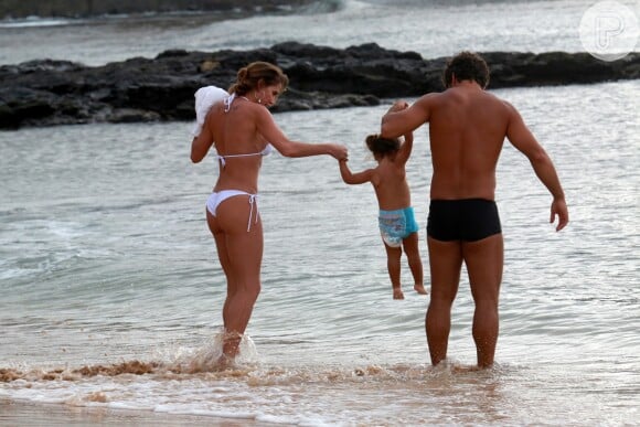 Deborah Secco e o marido, Hugo Moura, levaram a filha, Maria Flor, para brincar em praia de Fernando de Noronha