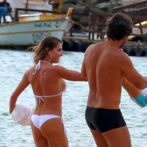 Deborah Secco exibiu boa forma ao passear em praia de Fernando de Noronha com a família