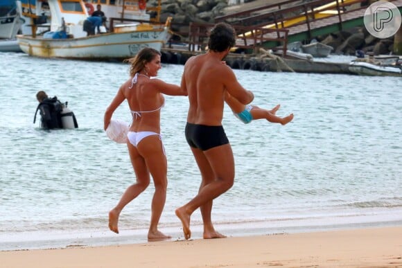 Deborah Secco exibiu boa forma ao passear em praia de Fernando de Noronha com a família