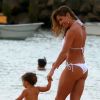 Deborah Secco apostou em um biquíni ao passear em praia de Fernando de Noronha com a filha, Maria Flor, de 2 anos
