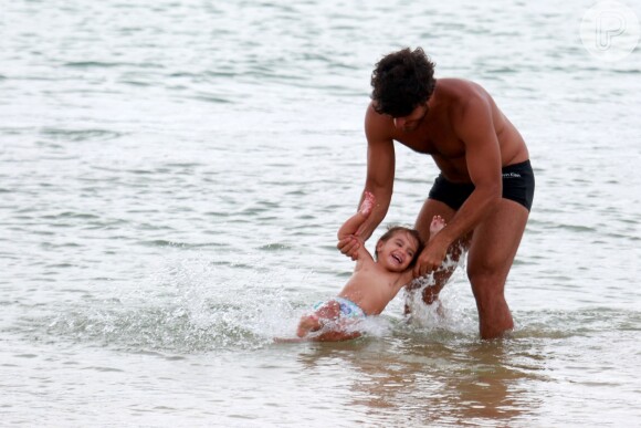 Filha de Deborah Secco e Hugo Moura, a pequena Maria Flor se divertiu com o pai ao se refrescar nas águas do arquipélago