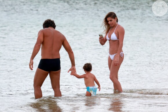 Deborah Secco e o marido, Hugo Moura, levaram a filha, Maria Flor, para brincar em praia de Fernando de Noronha, nesta terça-feira, 2 de janeiro de 2018