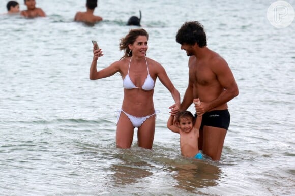 Deborah Secco e Hugo Moura são pais da pequena Maria Flor, que se divertiu ao se refrescar em praia de Noronha