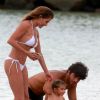 Maria Flor, filha de Deborah Secco e Hugo Moura, se divertiu em praia de Noronha