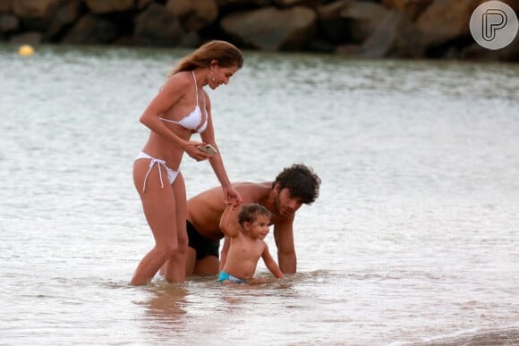 Maria Flor, filha de Deborah Secco e Hugo Moura, se divertiu em praia de Noronha