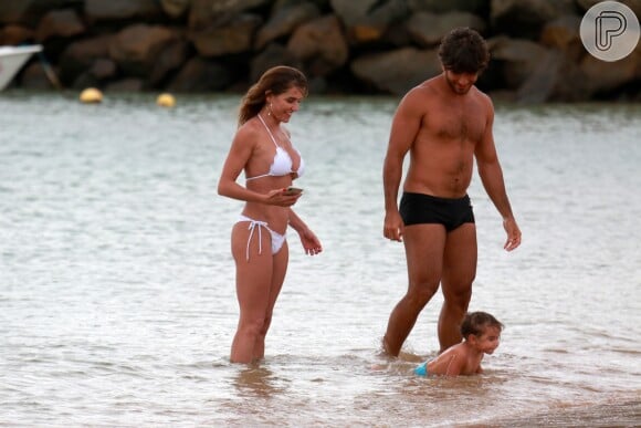 Maria Flor, filha de Deborah Secco e Hugo Moura, se divertiu em praia de Noronha, nesta terça-feira, 2 de janeiro de 2018