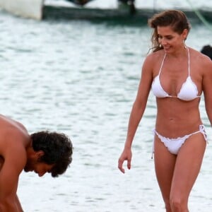 Deborah Secco e o marido, Hugo Moura, brincaram com a filha, Maria Flor, durante passeio por praia de Fernando de Noronha, nesta terça-feira, 2 de janeiro de 2018