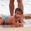Maria Flor, filha de Deborah Secco e Hugo Moura, brincou em praia de Fernando de Noronha