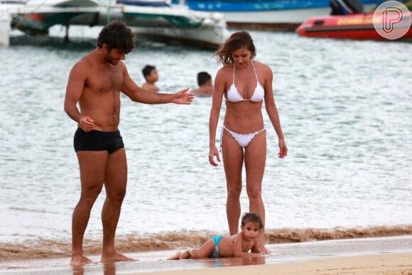 Maria Flor, filha de Deborah Secco e Hugo Moura, brincou em praia de Fernando de Noronha