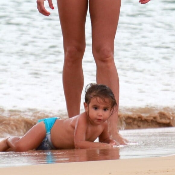 Maria Flor, filha de Deborah Secco e Hugo Moura, brincou em praia de Fernando de Noronha