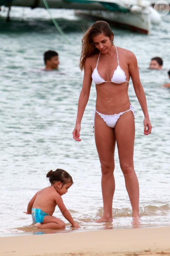 Deborah Secco exibiu boa forma durante passeio em praia de Fernando de Noronha com a filha, Maria Flor