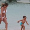 Deborah Secco exibiu boa forma durante passeio em praia de Fernando de Noronha com a filha, Maria Flor, de 2 anos
