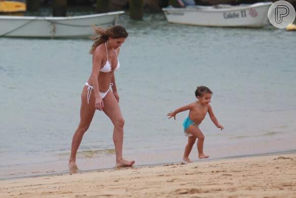 Deborah Secco exibiu boa forma durante passeio em praia de Fernando de Noronha com a filha, Maria Flor, de 2 anos