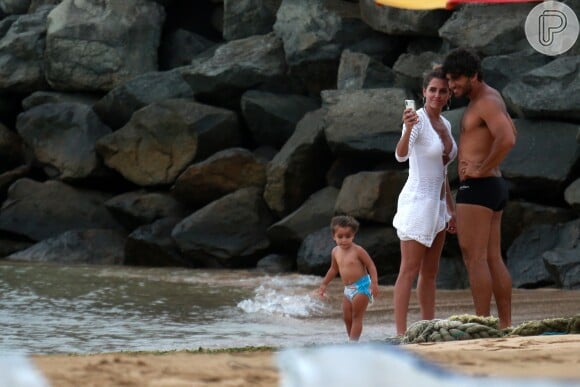 Deborah Secco e Hugo Moura levaram a filha, Maria Flor, para passeio em praia de Noronha