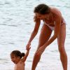 Deborah Secco e a filha, Maria Flor, se divertiram em praia de Noronha
