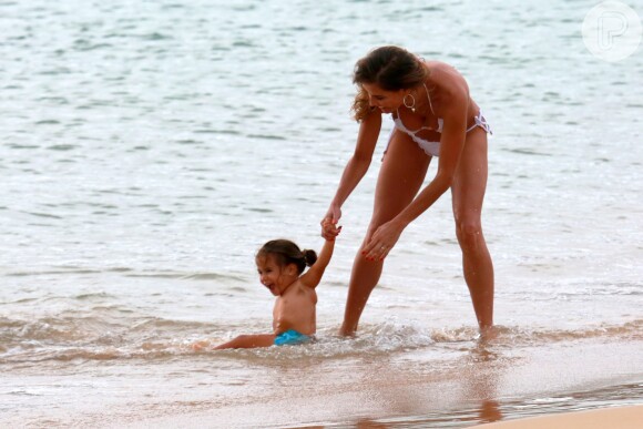 Deborah Secco e a filha, Maria Flor, se divertiram em praia de Noronha