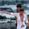 Deborah Secco brincou com Maria Flor, sua filha, em praia de Noronha