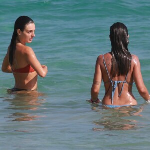 Isis Valverde mergulhou na praia de Fernando de Noronha