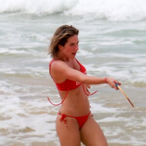Giovanna Ewbank exibiu uma silhueta sarada em uma praia de Fernando de Noronha