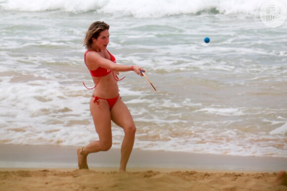 Giovanna Ewbank exibiu uma silhueta sarada em uma praia de Fernando de Noronha