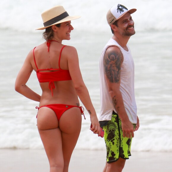 'Eu gosto de tudo! Gosto das suas nádegas. A bundinha é bem legal. A sua barriga também é linda e os peitos... Seus peitos novos são lindos. Belas compras', disparou Bruno Gagliasso sobre o corpo de Giovanna Ewbank