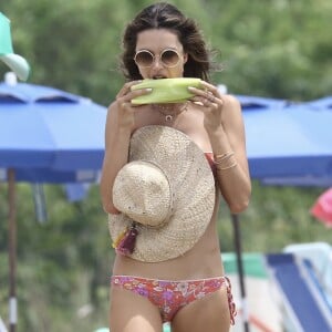 Alessandra Ambrosio se delicia comendo milho em praia de Florianópolis, Santa Catarina