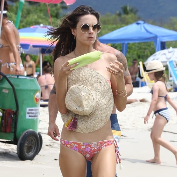 Alessandra Ambrosio curte dia na praia com a filha, Anja Louise, em Florianópolis, na tarde desta terça-feira, 2 de janeiro de 2017