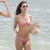 Alessandra Ambrosio exibe corpo sequinho em dia de praia