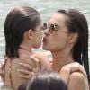 Alessandra Ambrosio ganha selinho da filha em dia na praia
