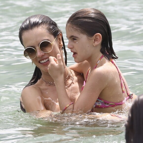 Alessandra Ambrosio curte dia na praia com a filha, Anja Louise, em Florianópolis, na tarde desta terça-feira, 2 de janeiro de 2017