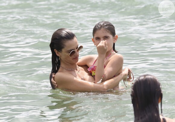 Foto: Alessandra Ambrosio se delicia comendo milho em praia de  Florianópolis, Santa Catarina - Purepeople